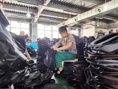 纯青箱包:出口订单多 企业生产忙