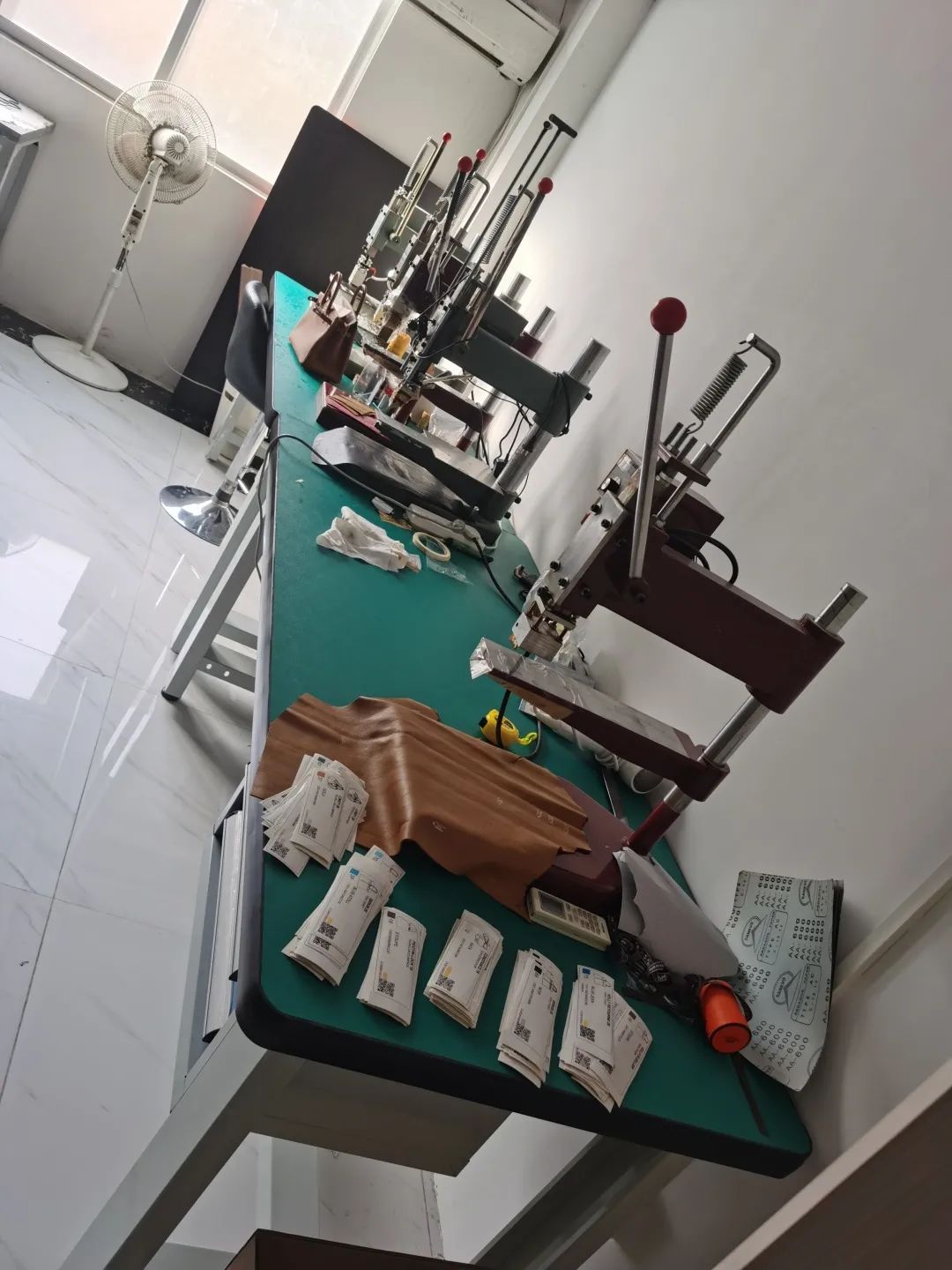 【提示】沪警方捣毁一制售假冒知名品牌箱包及配饰产业链,涉案5000余万元!