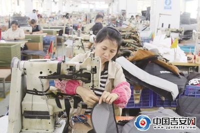 遂川县宝帮实业公司女工在加工出口美洲的箱包产品