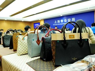 首例假冒LV等箱包原材料案告破 1.3万余个假包 涉案金额2亿余元