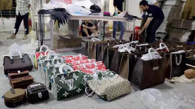 你从迪拜专柜买的奢侈品 可能来自这里.