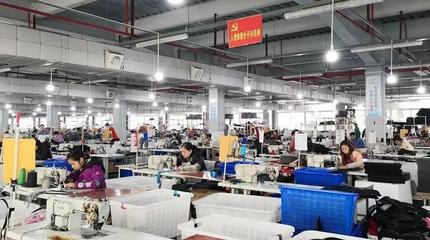 阳光箱包:点亮群众新生活
