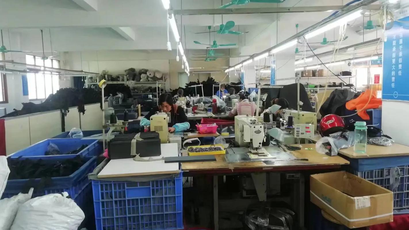 邵阳市国辉箱包:#生产车间现场 #为了生活努力拼搏